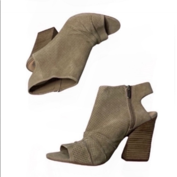 Vince Camuto VC-KENTVI Perforated Suede Peep Toe Zip Ankle Booties Beige Sz 11 - Picture 3 of 8